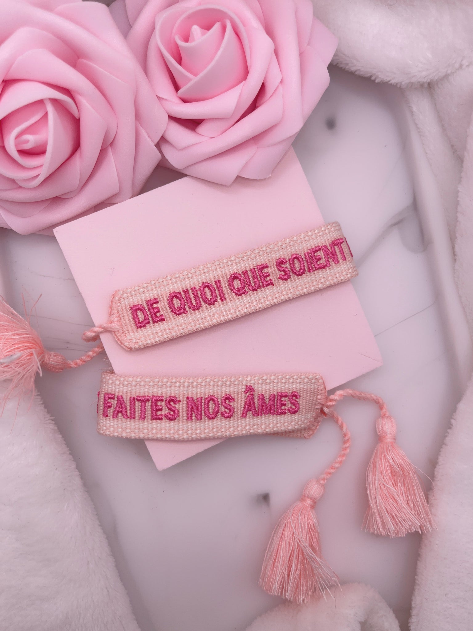 Bracelet brodé « De quoi que soient faites nos âmes» rose