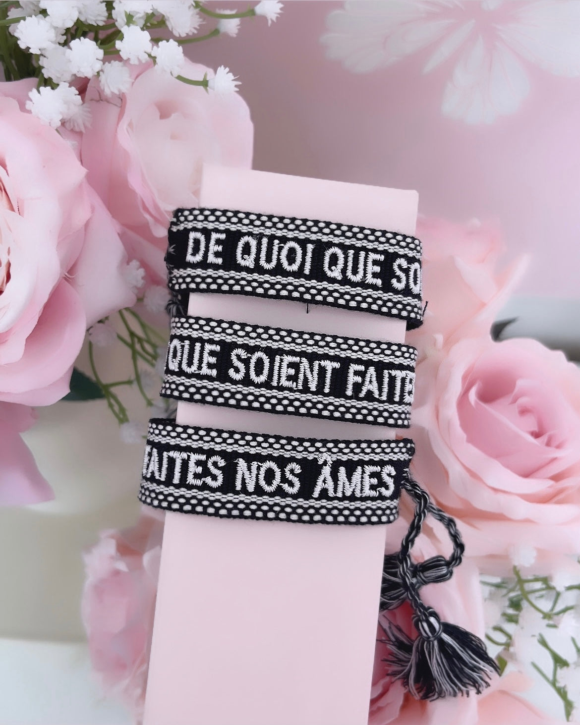 Bracelet brodé « De quoi que soient faites nos âmes»