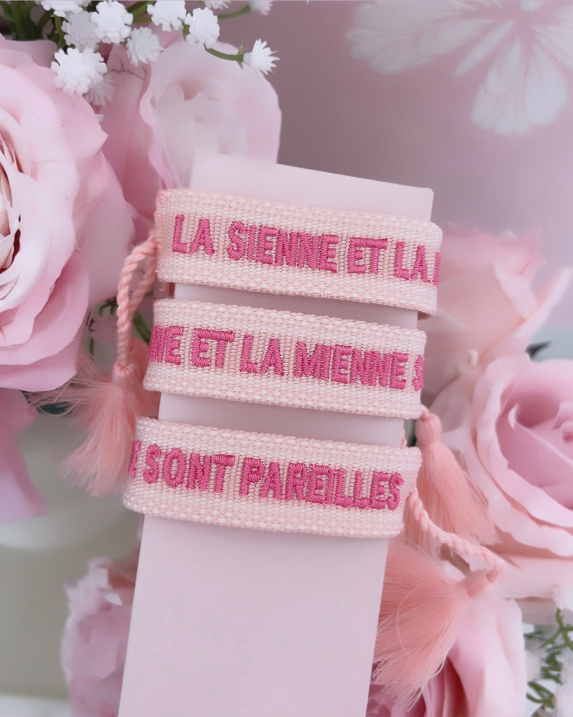 Bracelet brodé « La sienne et la mienne sont pareilles » rose