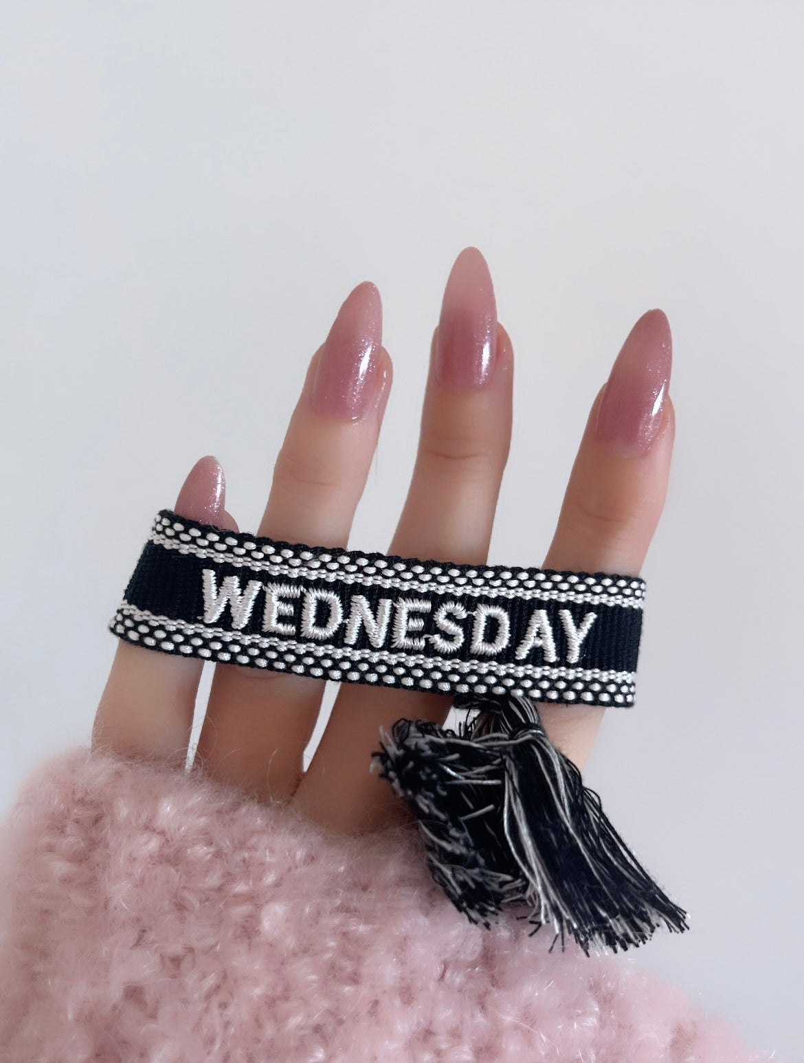 Bracelet brodé « WEDNESDAY »