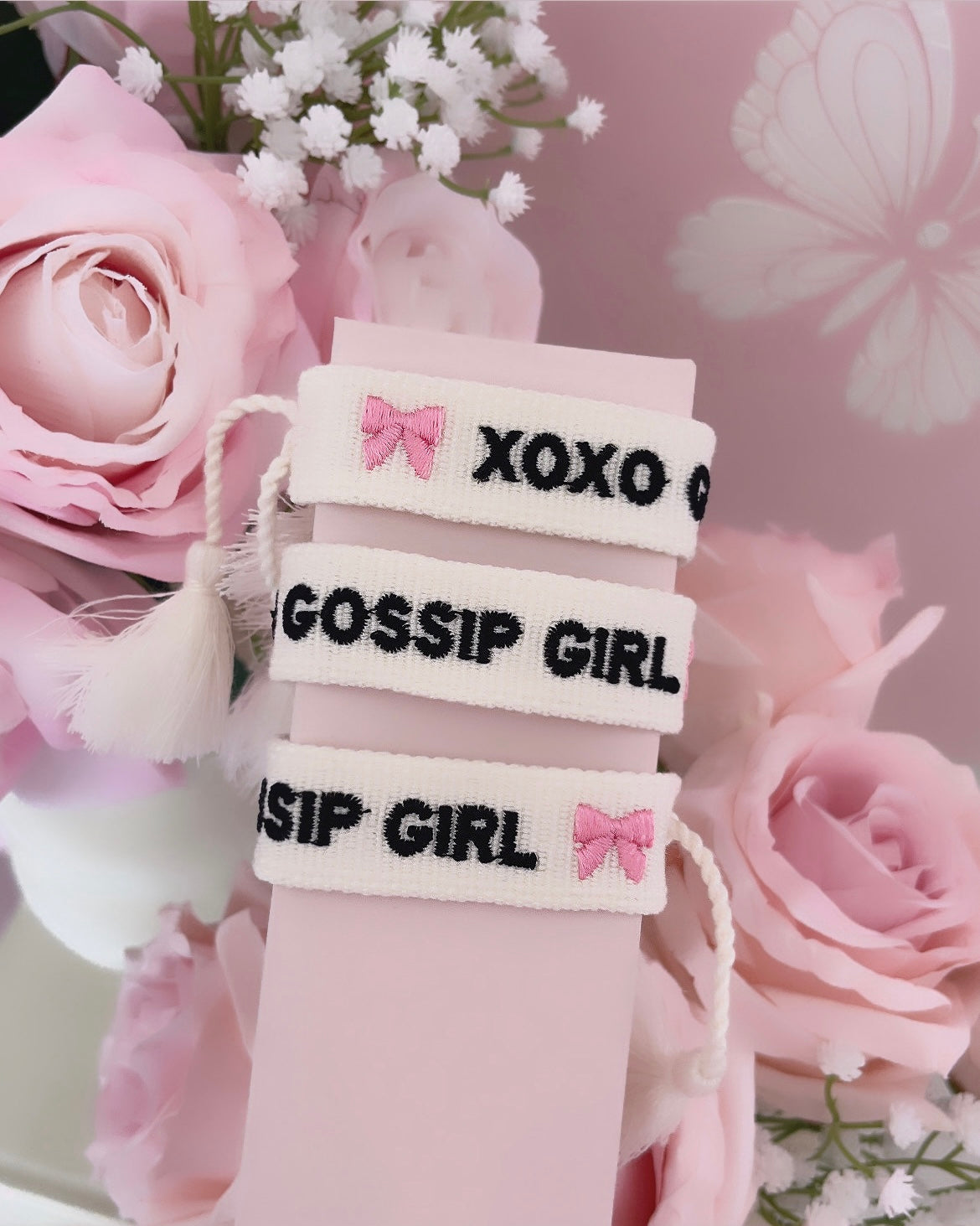 Bracelet brodé « XOXO GOSSIP GIRL » Noeud