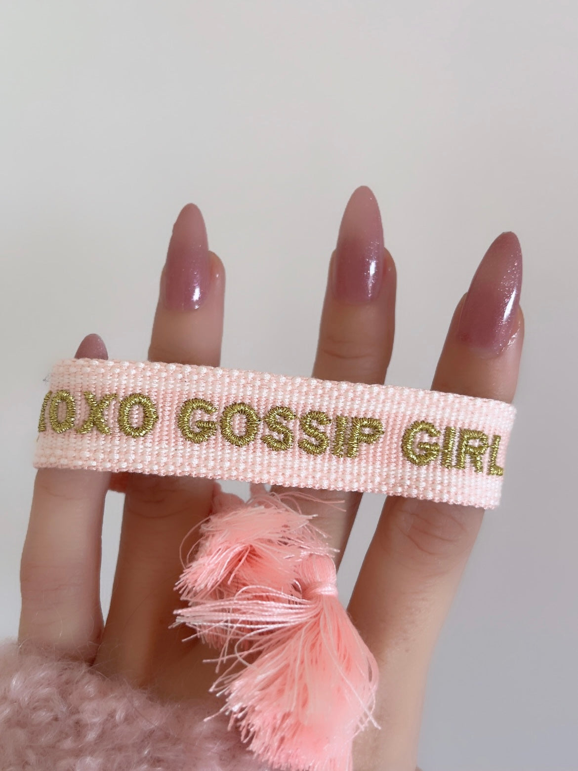 Bracelet brodé « XOXO GOSSIP GIRL   » rose et doré