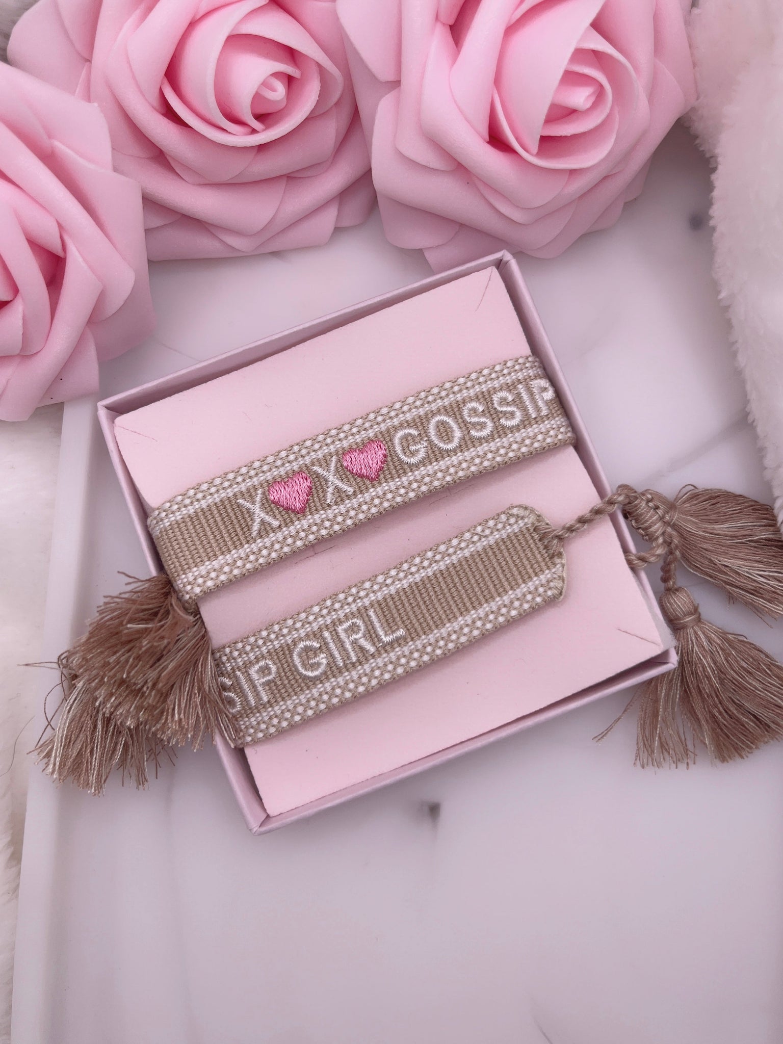 Bracelet brodé « GOSSIP GIRL » petits cœurs