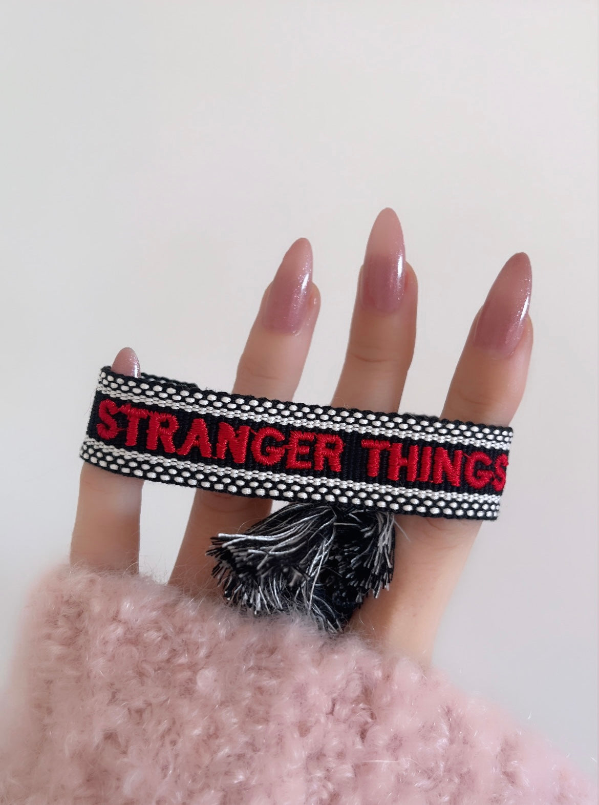 Bracelet brodé « STRANGER THINGS »