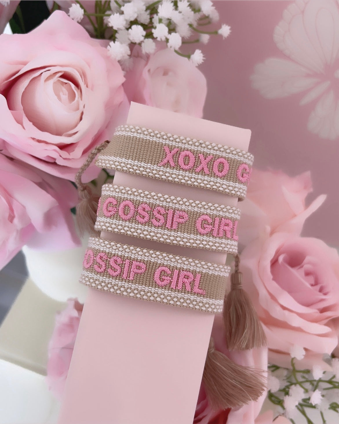 Bracelet brodé « XOXO GOSSIP GIRL   » beige rose