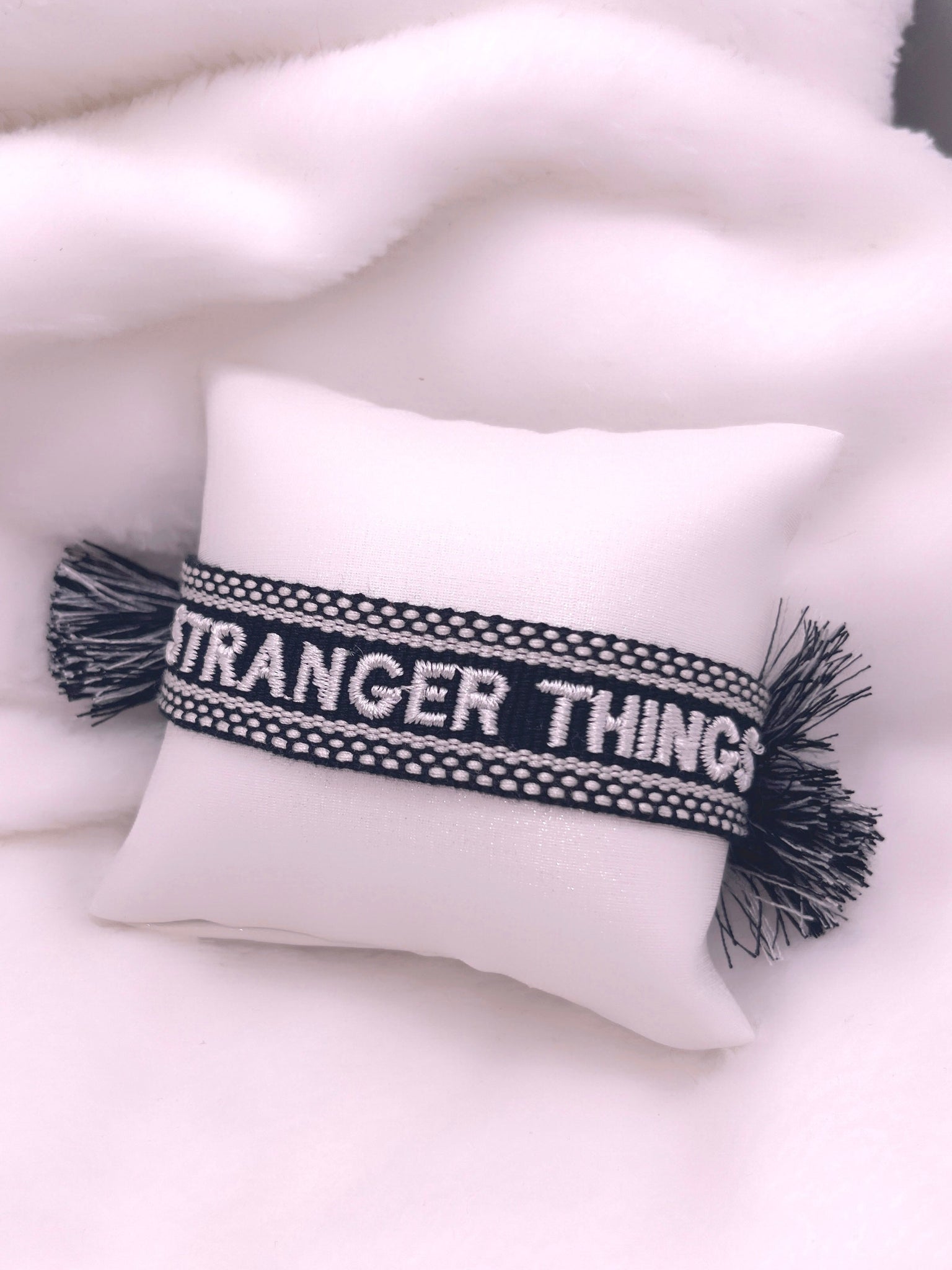 Bracelet brodé « STRANGER THINGS »