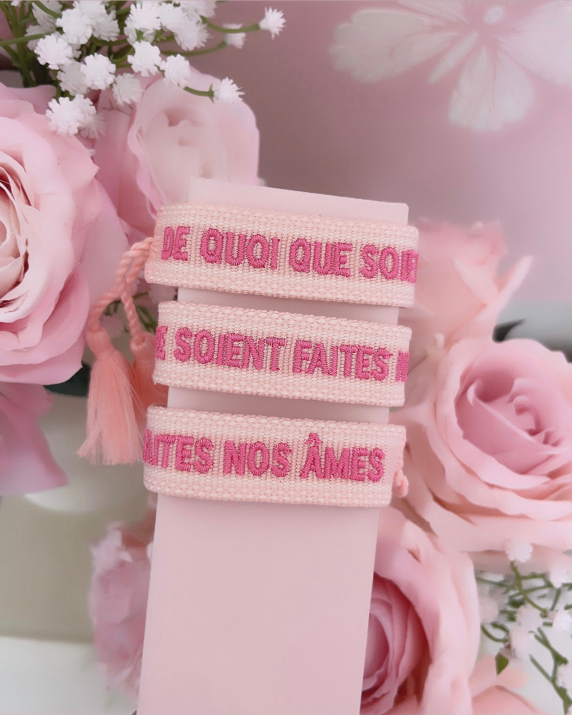 Bracelet brodé « De quoi que soient faites nos âmes» rose