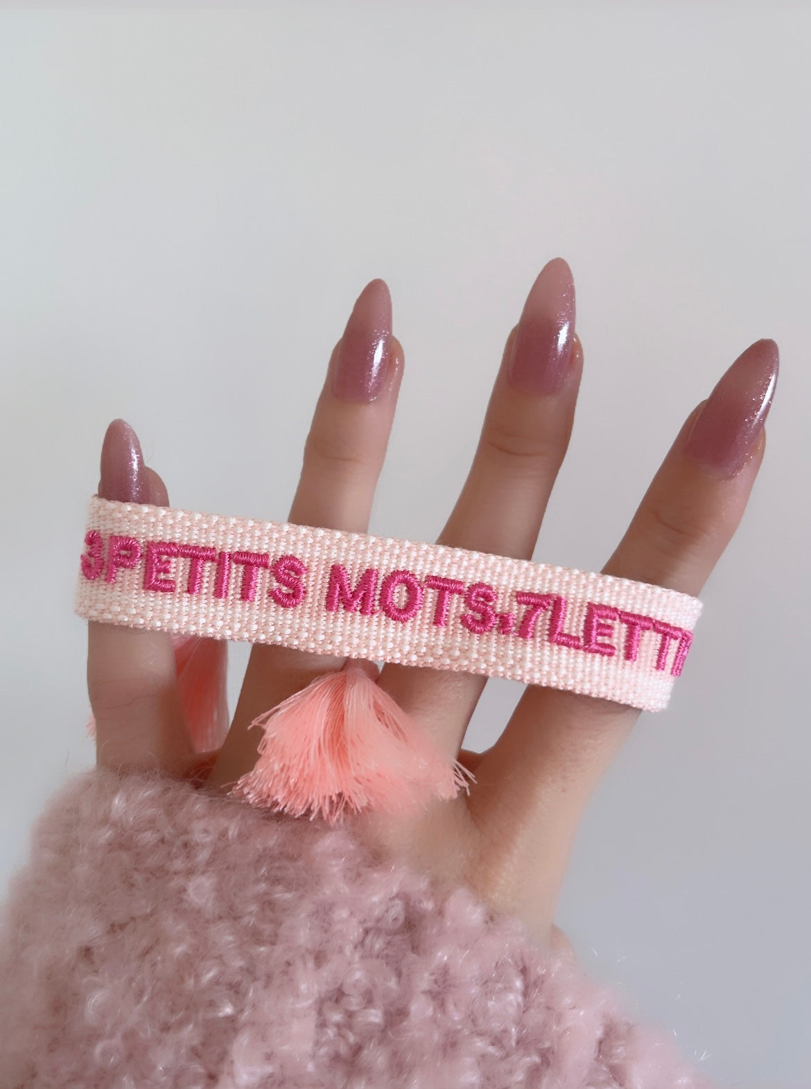 Bracelet brodé « 3 petits mots, 7 lettres » rose