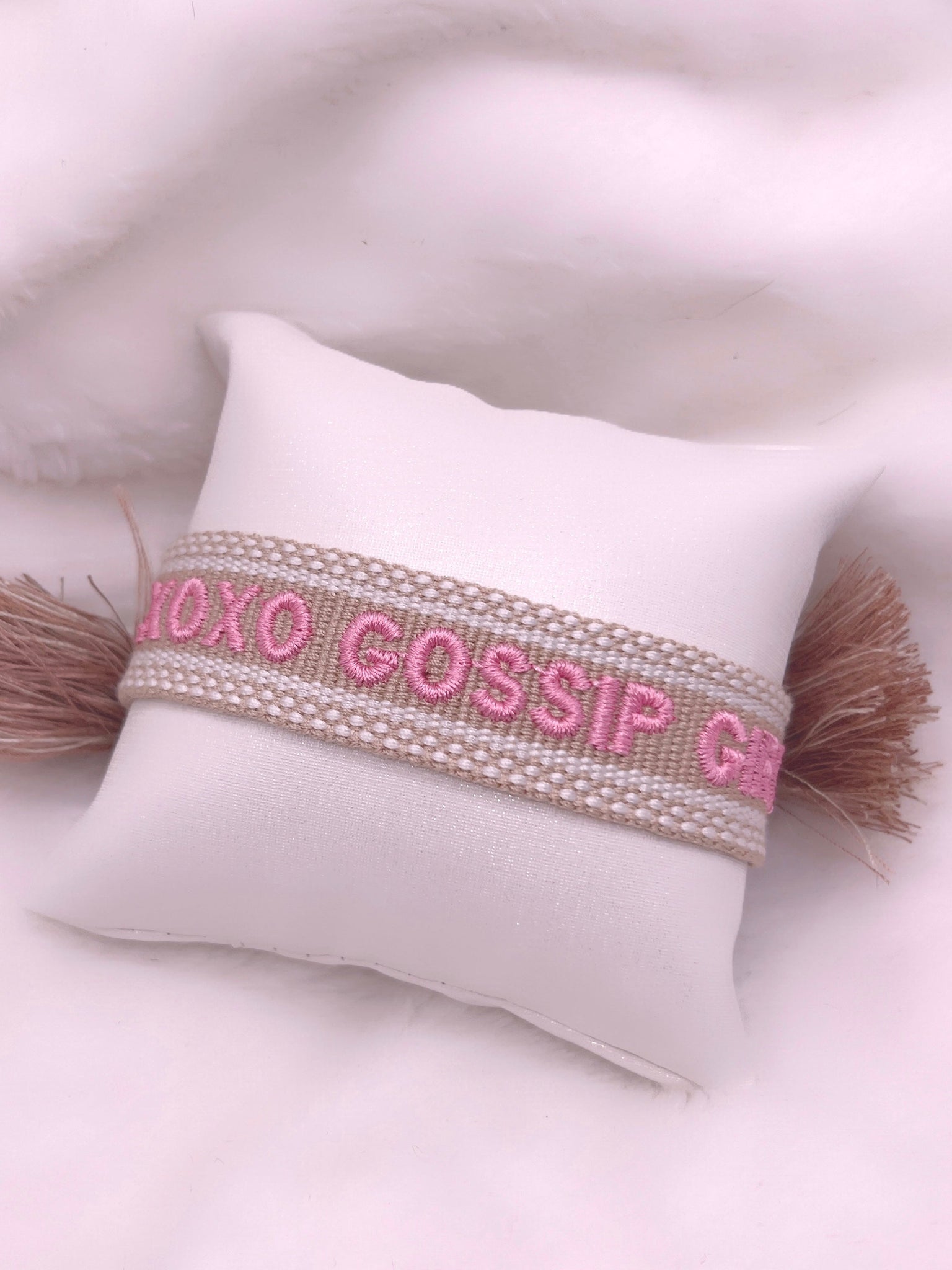 Bracelet brodé « XOXO GOSSIP GIRL   » beige rose