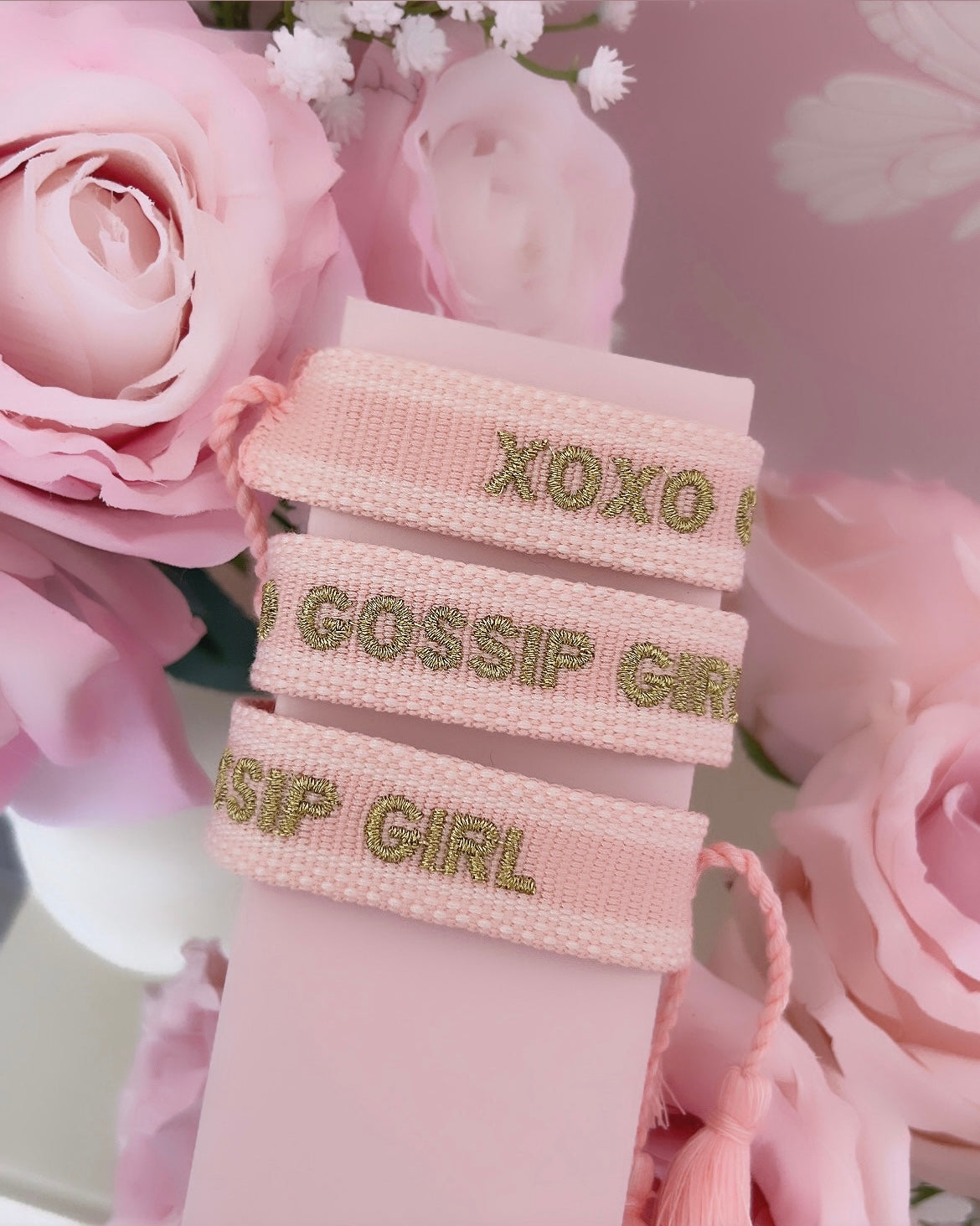 Bracelet brodé « XOXO GOSSIP GIRL   » rose et doré