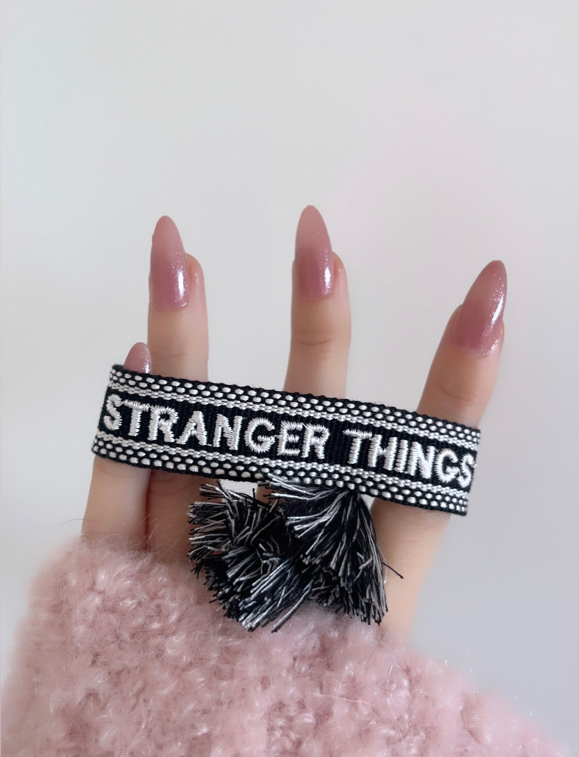 Bracelet brodé « STRANGER THINGS »