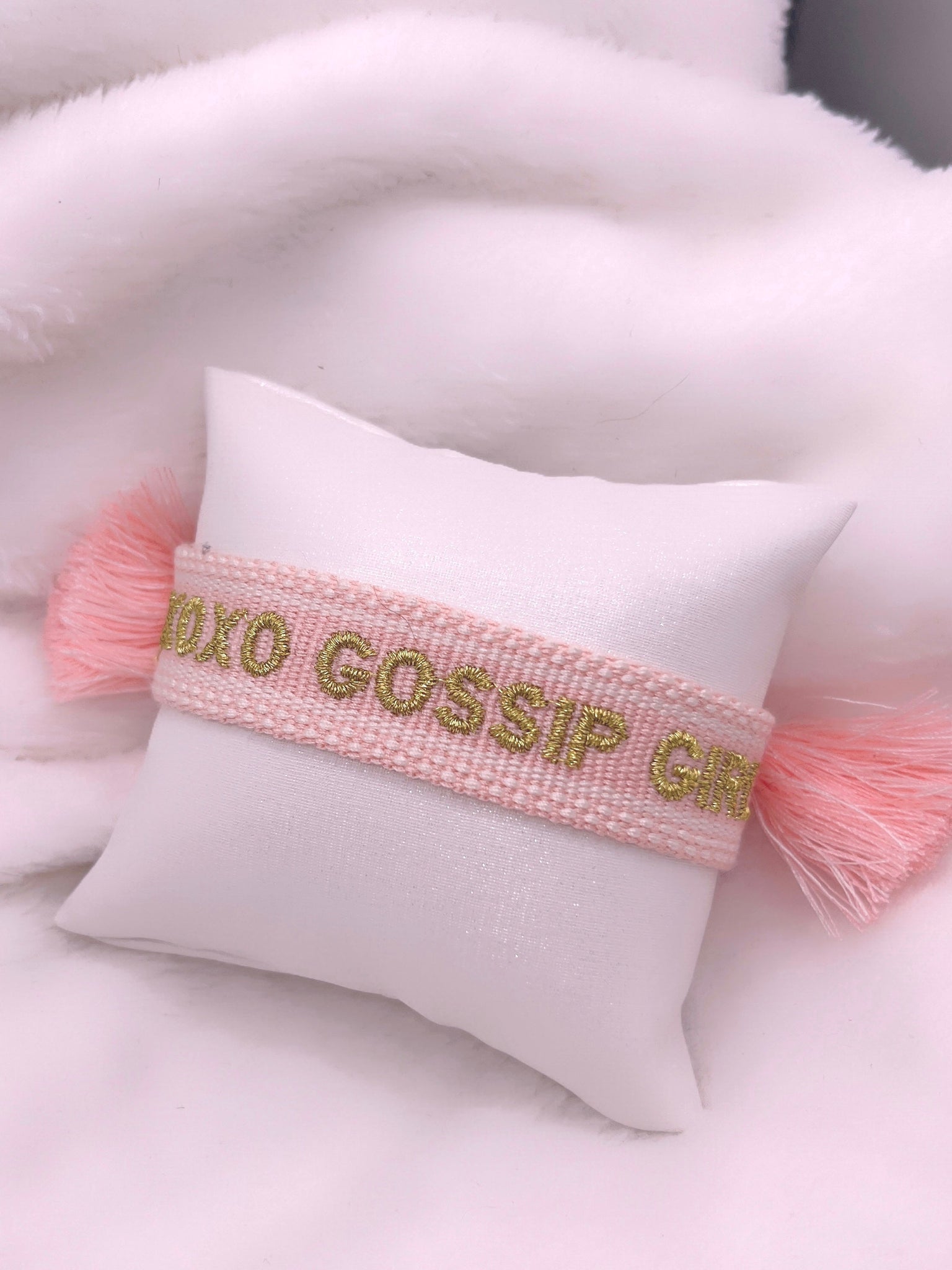 Bracelet brodé « XOXO GOSSIP GIRL   » rose et doré