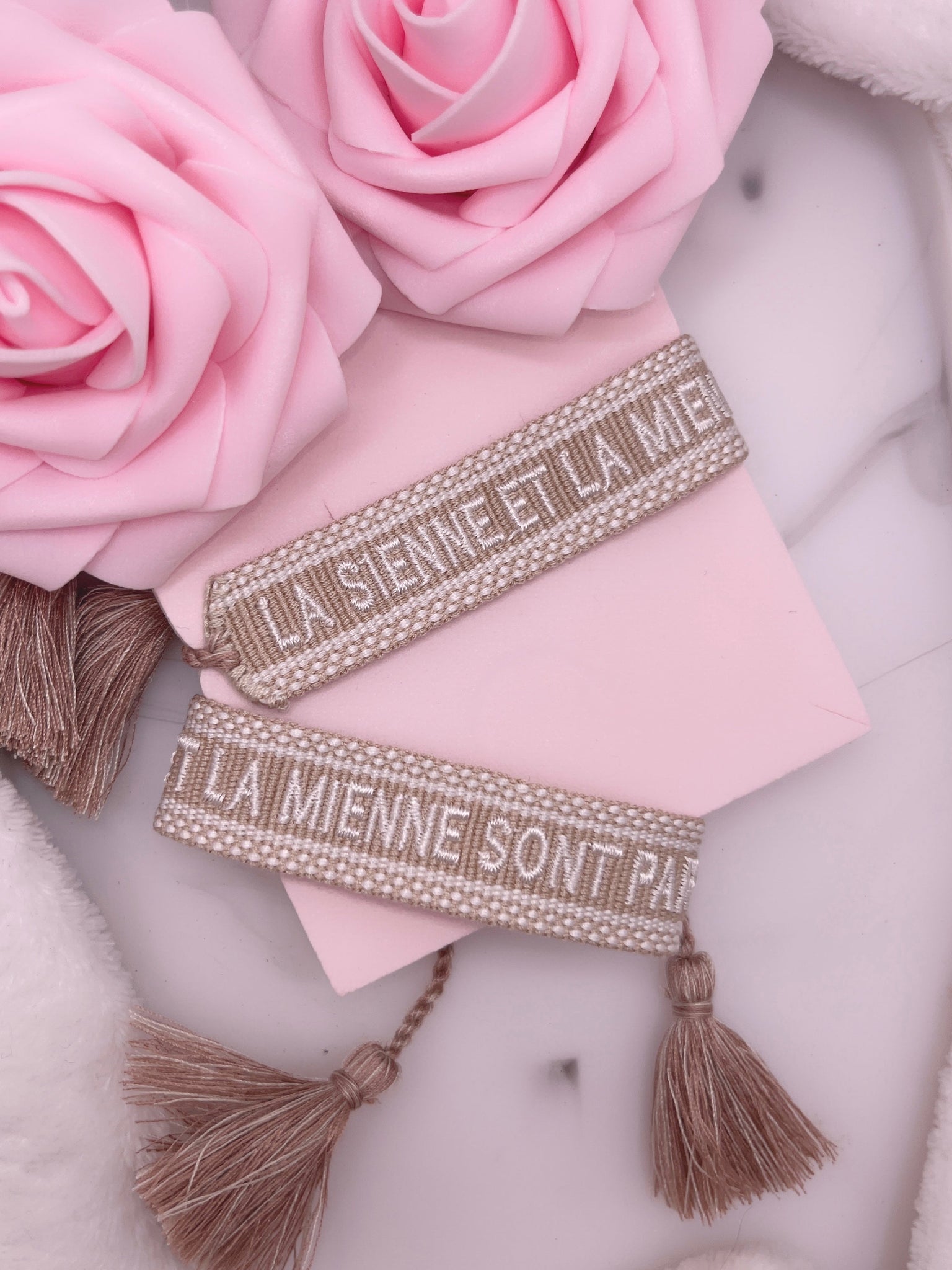 Bracelet brodé « La sienne et la mienne sont pareilles » beige