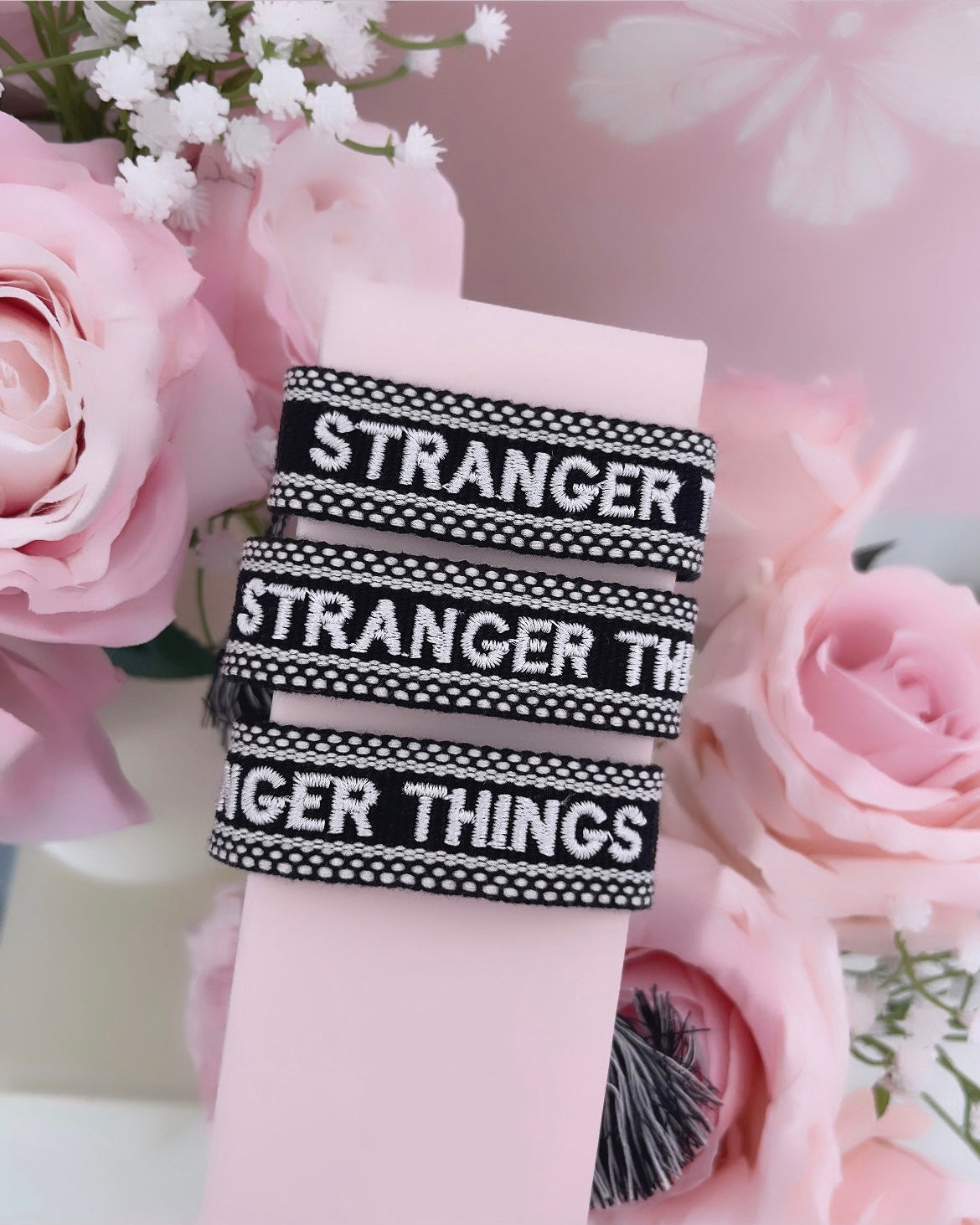 Bracelet brodé « STRANGER THINGS »