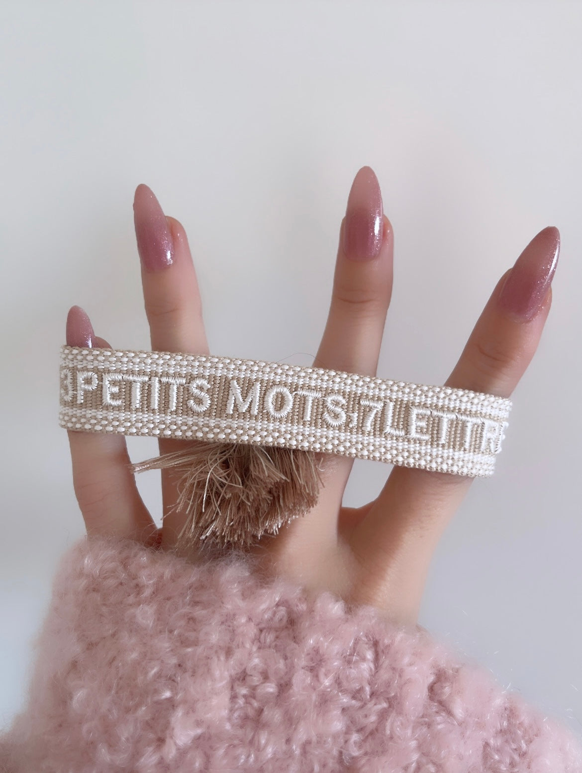 Bracelet brodé « 3 petits mots, 7 lettres »