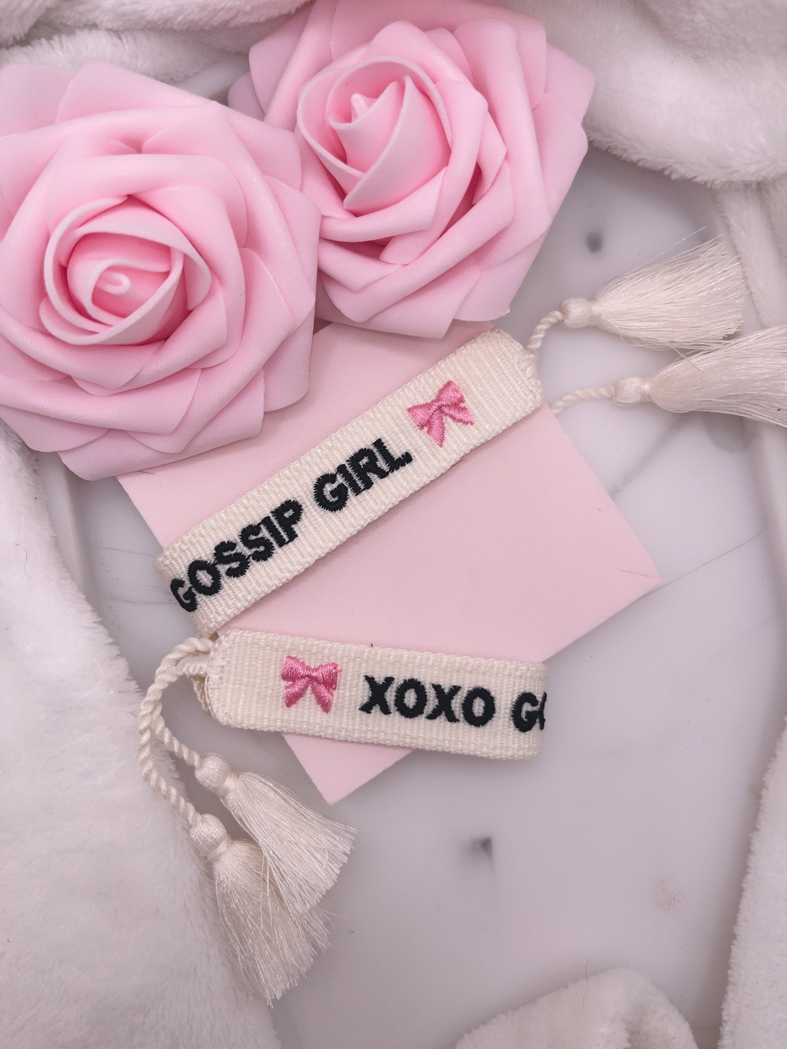 Bracelet brodé « XOXO GOSSIP GIRL » Noeud