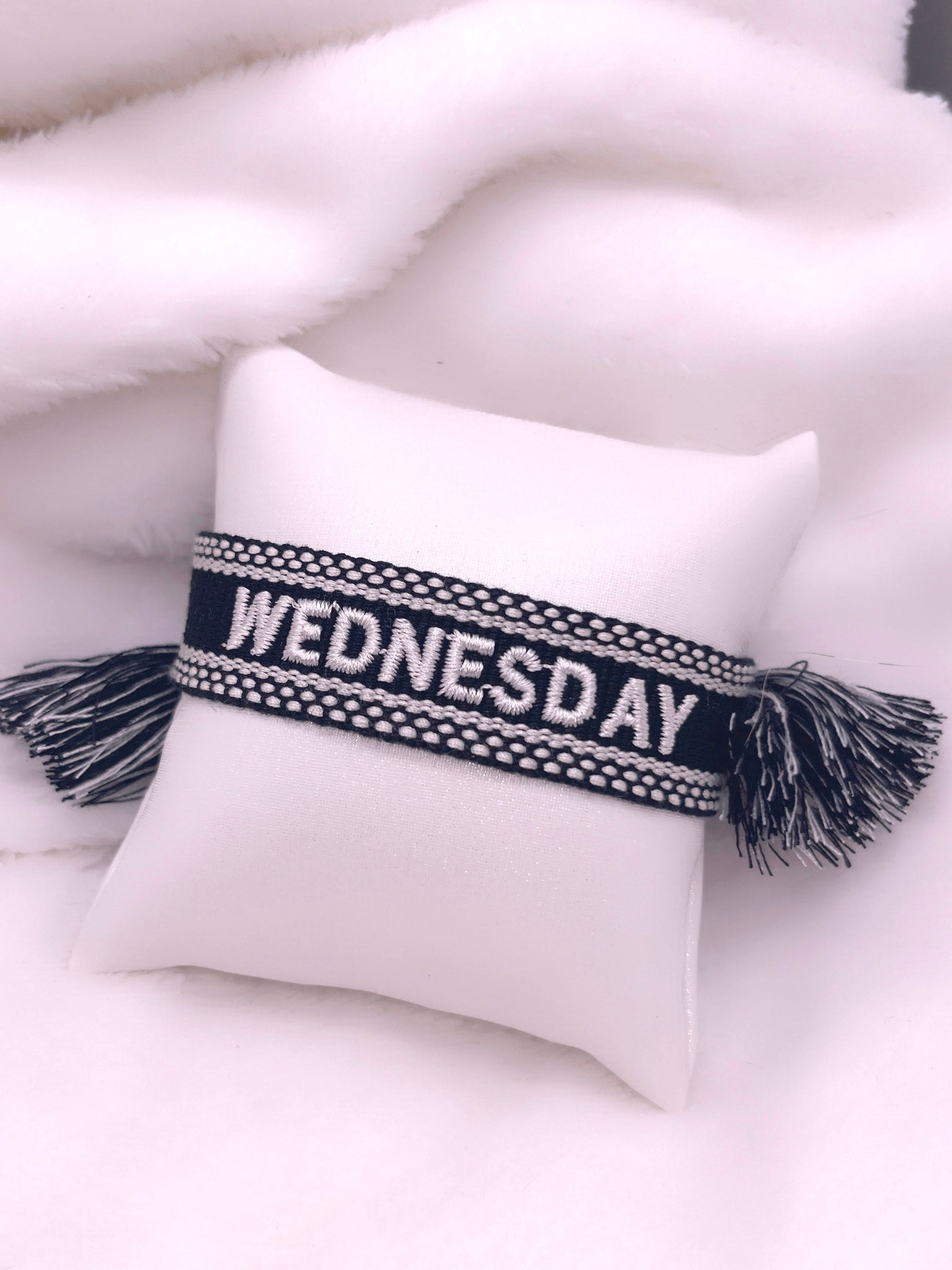 Bracelet brodé « WEDNESDAY »