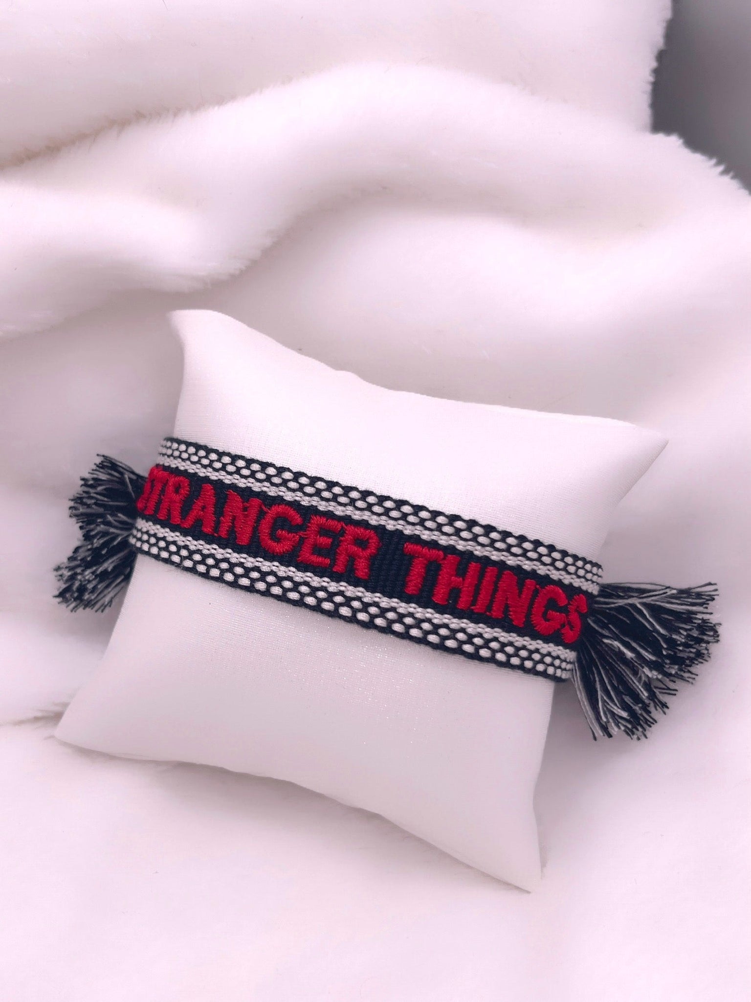 Bracelet brodé « STRANGER THINGS »