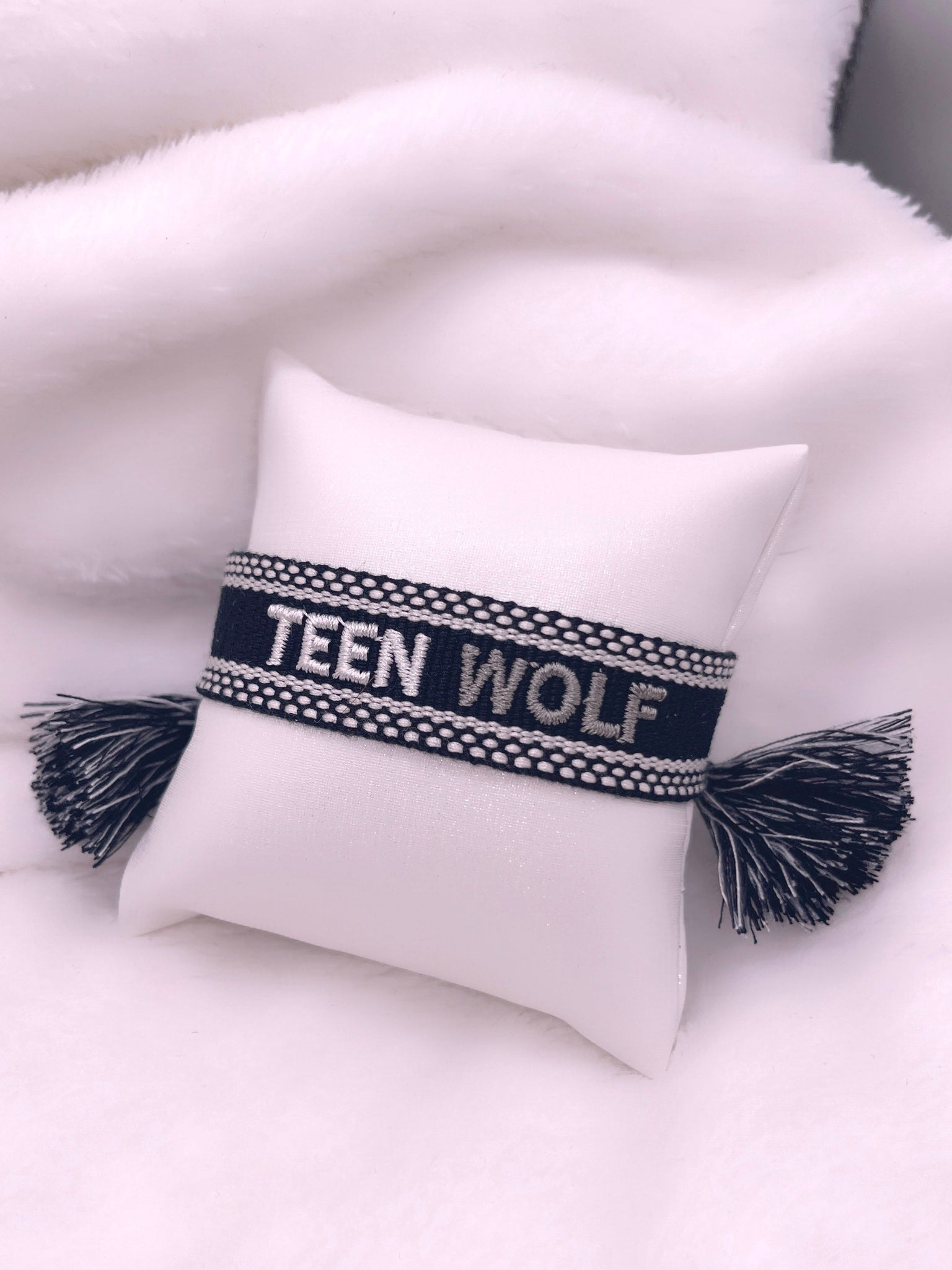 Bracelet brodé « TEEN WOLF»