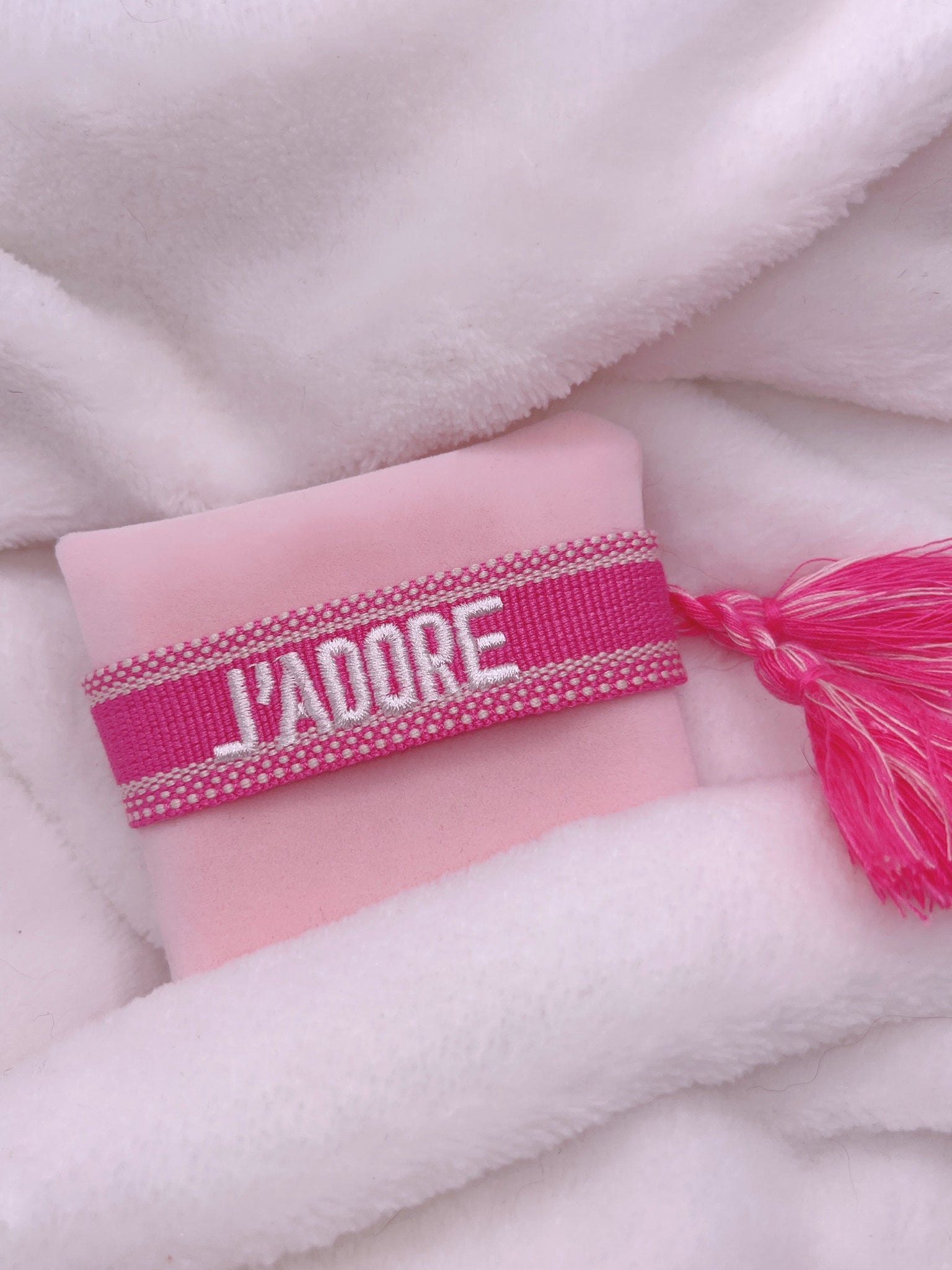 Bracelet brodé « J’adore »